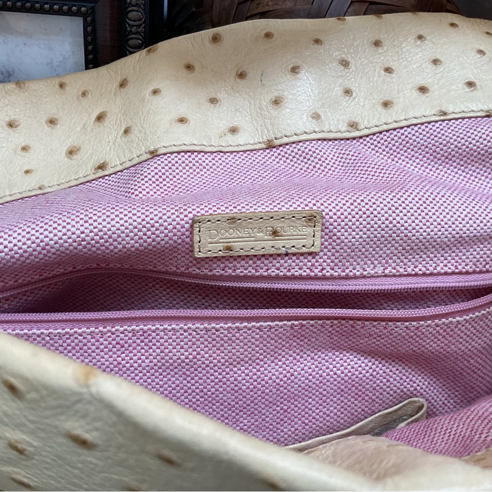 Dooney & Bourke ostrich leather sac handbag. - Picture 6 of 11